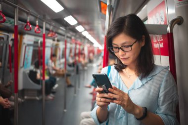 Trende Smartphone kullanan kadın