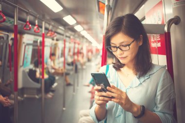 Trende Smartphone kullanan kadın