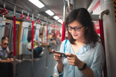 Trende Smartphone kullanan kadın