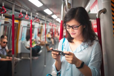 Trende Smartphone kullanan kadın