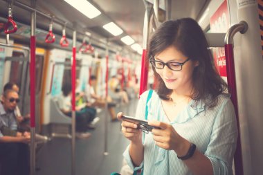 Trende Smartphone kullanan kadın