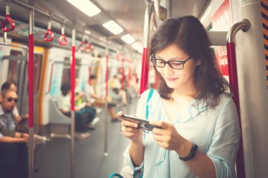 Trende Smartphone kullanan kadın