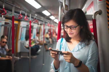 Trende Smartphone kullanan kadın