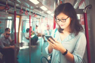 Trende Smartphone kullanan kadın