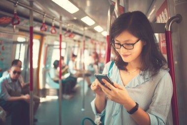 Trende Smartphone kullanan kadın