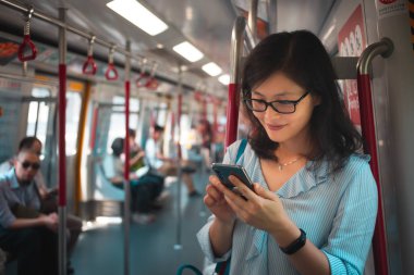 Trende Smartphone kullanan kadın