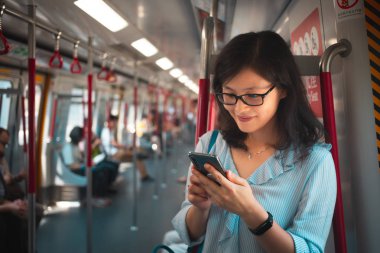 Trende Smartphone kullanan kadın