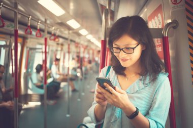 Trende Smartphone kullanan kadın