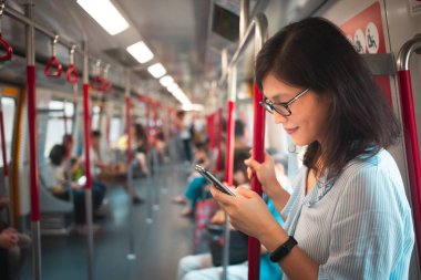Trende Smartphone kullanan kadın
