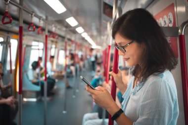 Trende Smartphone kullanan kadın