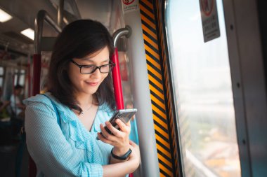 Trende Smartphone kullanan kadın