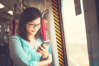 Trende Smartphone kullanan kadın