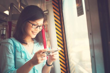 Trende Smartphone kullanan kadın