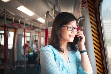 Trende Smartphone kullanan kadın