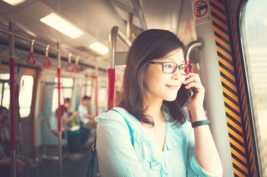 Trende Smartphone kullanan kadın