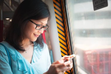 Trende Smartphone kullanan kadın