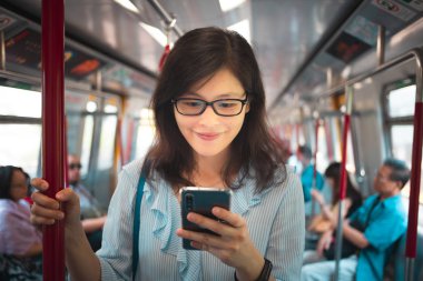 Kız kullanma smartphone Hong Kong şehir