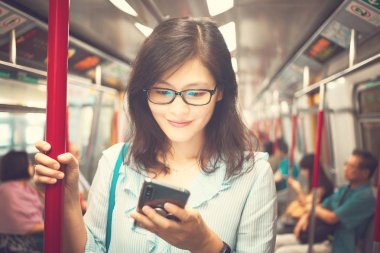 Kız kullanma smartphone Hong Kong şehir
