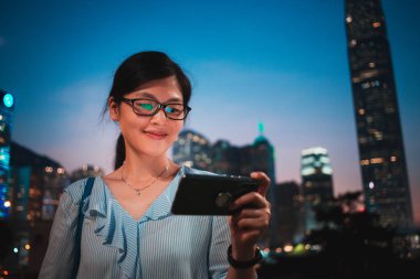 Kız kullanma smartphone Hong Kong şehir