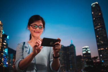 Kız kullanma smartphone Hong Kong şehir