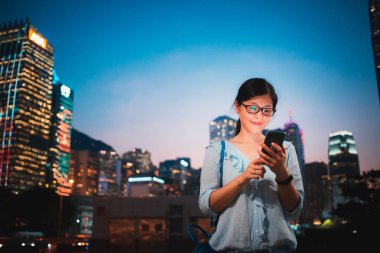 Kız kullanma smartphone Hong Kong şehir