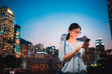 Kız kullanma smartphone Hong Kong şehir