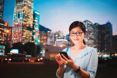 Kız kullanma smartphone Hong Kong şehir