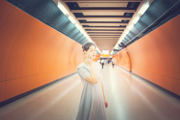 Mujer Joven Usando Teléfono Inteligente Vida Cotidiana — Foto de Stock