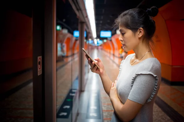 Mujer Joven Usando Teléfono Inteligente Vida Cotidiana — Foto de Stock