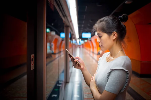Mujer Joven Usando Teléfono Inteligente Vida Cotidiana — Foto de Stock