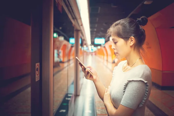 Mujer Joven Usando Teléfono Inteligente Vida Cotidiana — Foto de Stock