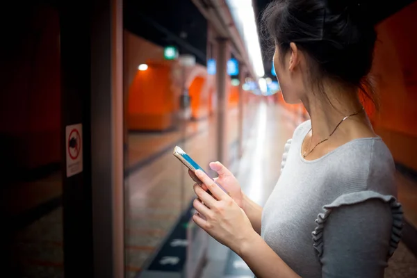 Mujer Joven Usando Teléfono Inteligente Vida Cotidiana — Foto de Stock