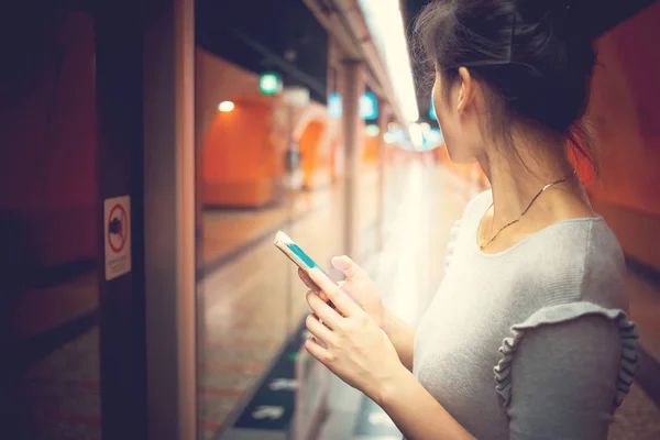 Mujer Joven Usando Teléfono Inteligente Vida Cotidiana — Foto de Stock