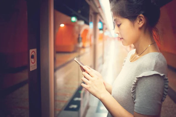 Mujer Joven Usando Teléfono Inteligente Vida Cotidiana — Foto de Stock