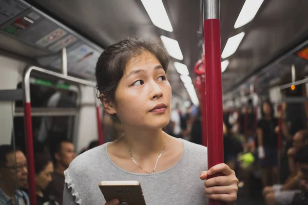 Jonge Vrouw Met Behulp Van Smartphone Het Dagelijks Leven — Stockfoto