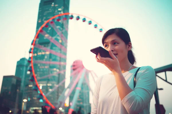 在日常生活中使用智能手机的年轻妇女 — 图库照片