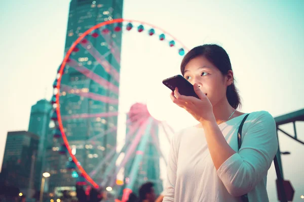 Mujer Joven Usando Teléfono Inteligente Vida Cotidiana — Foto de Stock