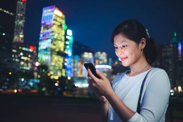 在城市中使用智能手机的年轻女人 — 图库照片