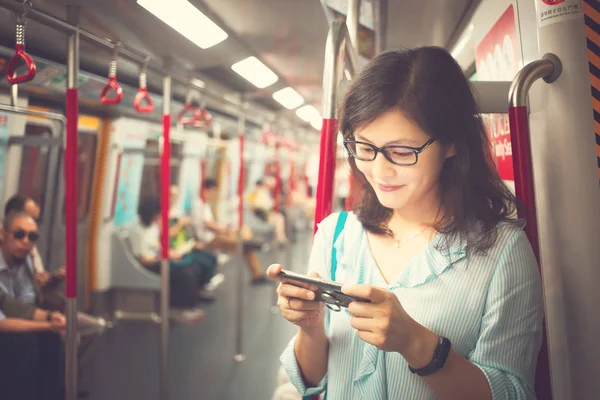 Trende Smartphone kullanan kadın