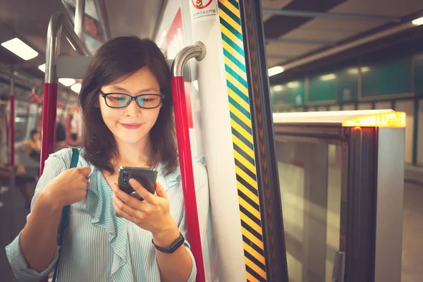 Молодая Женщина Использует Смартфон Внутри Поезда — стоковое фото