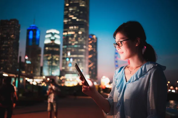 Kız kullanma smartphone Hong Kong şehir
