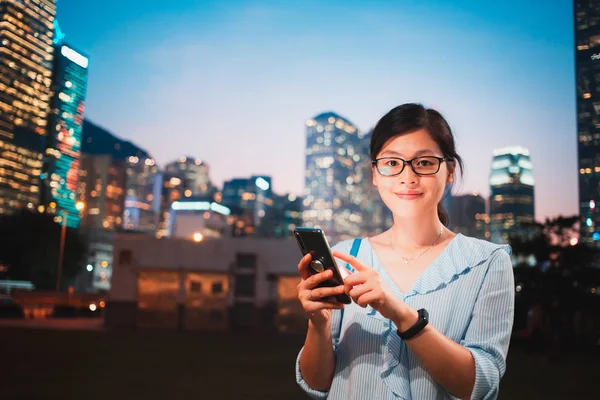女孩使用智能手机在香港城市 — 图库照片