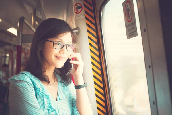 Mujer Usando Smartphone Tren Fotos de stock