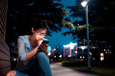 Asyalı kadın Hong Kong şehirde Smartphone kullanarak