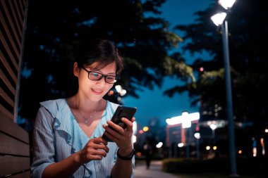 Asyalı kadın Hong Kong şehirde Smartphone kullanarak