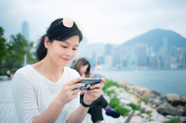 Asyalı kadın Hong Kong şehirde Smartphone kullanarak