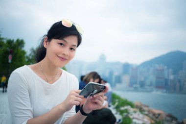 Şehirde akıllı telefon kullanan bir kadın.