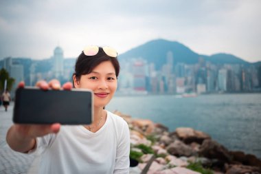 Şehirde akıllı telefon kullanan bir kadın.