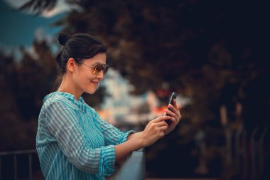 Asyalı kadın Hong Kong şehirde Smartphone kullanarak