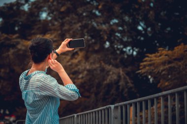 Asyalı kadın Hong Kong şehirde Smartphone kullanarak